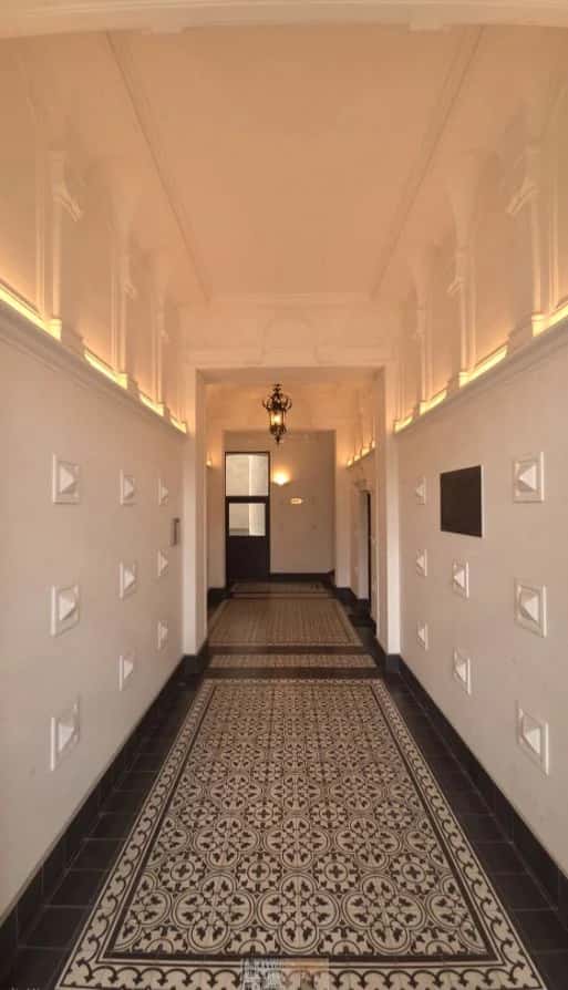 Historisches Entrée mit ornamentiertem Fliesenboden